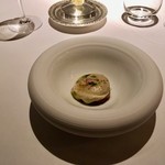 レ セゾン - アミューズブーシュ (amuse-bouche)ふた品目、 詳しくは失念してしまったのですが、底にサイコロに切った生のビンナガ、その上に茄子のムースと何かのコンフィや醤油を乾燥させたクリスピーが振られていた
