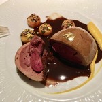 レ セゾン - フォアグラや鳩のジュレを使ったスフレの中に仔鳩の胸肉を入れてオーブンで焼いたもの