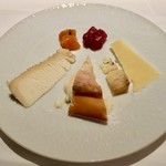 レ セゾン - 時計回りにアルザス地方で熟成された 48ヶ月物のコンテ、スティルトン、サヴォアのウォッシュタイプのチーズ、クラックビットゥー フェルミエ(Clacbitou fermier)