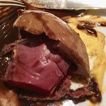 レ セゾン - ブリオッシュに置かれた仔鳩の胸肉はシットリ柔らかく香り豊か。バターナッツカボチャとサルミソースが味を一層引き立てる。最高！！！！！