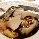 レ セゾン - 殻付きのまま火をいれた鮑、アーティチョークのバリグール、ソースシヴェ (ormeau cuit dans sa coque, artichaut poivrade en barigoule sauce civet) 鮑の肝と赤ワインのソース