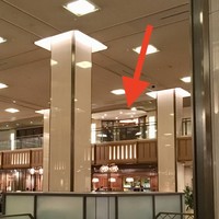 レ セゾン - 本館ロビーから「レ セゾン」のエントランスが見える