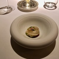 レ セゾン - アミューズブーシュ (amuse-bouche)ふた品目、 詳しくは失念してしまったのですが、底にサイコロに切った生のビンナガ、その上に茄子のムースと何かのコンフィや醤油を乾燥させたクリスピーが振られていた