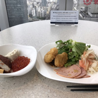 Dining & Bar TENQOO - 朝食ビュッフェ２８００円（総額）。いくら、ナゲット、サーモンマリネなど。サーモン自体の質はいいとは言えませんが、マリネの塩梅がとても良く、たくさんいただきました（╹◡╹）