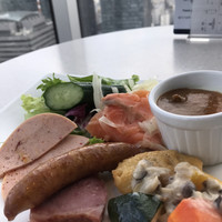 Dining & Bar TENQOO - 朝食ビュッフェ２８００円（総額）。目玉焼き＆カレーソース、ナゲット＆キノコのソース、など。ソースが豊富かつ美味しいのも、当店の特徴ですね（╹◡╹）