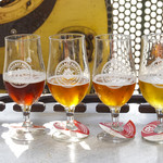 BALLAST POINT BREWING COMPANY - この日のテストフライト9ドル。この写真の右から飲む様にアドバイスを受けました。