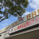 BALLAST POINT BREWING COMPANY - 店舗外観（入り口上部）。