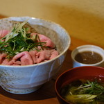 仲本食堂 - 料理写真:ローストビーフ丼も人気