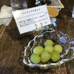 Cafe VINHO - シャインマスカットの試食