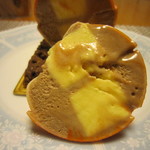 パーラー ローレル - 中には、ミルクチョコレートムースとパッションムース。