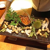 東山 吉寿 - 季節を感じる八寸　　毬栗(イガグリ)の中には 塩茹で落花生、丹波の焼き栗、丹波の紫ずきん（枝豆）、月見団子（うずら玉子）、鱚の風干し、川海老の唐揚げ