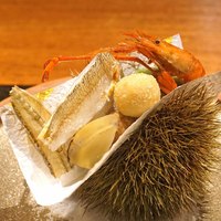 東山 吉寿 - 季節を感じる八寸　　毬栗(イガグリ)の中には 塩茹で落花生、丹波の焼き栗、丹波の紫ずきん（枝豆）、月見団子（うずら玉子）、鱚の風干し、川海老の唐揚げ
