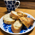 ビゴの店 - オリーブ入りのバケット。そのままいただきます。