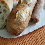バゲット マジシェンヌ - 左;バタール、右;名前失念、ロングソーセージをフランスパンの生地で包んだパンで長さ42cmありました
