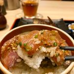 赤坂阿吽 - ゴマ漬けタレと炊き立てご飯が美味しい