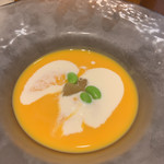 ラ・ファソン 古賀 - バターナッツカボチャの冷製スープ バターナッツカボチャの甘みがいい。浮き身は枝豆と冬瓜。 夏と秋の境目のスープ。美味しい。