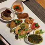 ラ・ファソン 古賀 - 前菜盛り合わせ：フォアグラとシイタケのソテー・鶏手羽のコンフィー、甘えびのから揚げ、ムール貝のエスがルゴ風、ピクルスとクリームチーズ、トマトのカナッペ？、サーモン？のカナッペ、グジェール？に生ハムとピクルス、トリッパ。 ９種類の前菜盛り合わせ。古賀さんのコンフィー大好き。フォアグラとシイタケの組み合わせがいい。 ムール貝は、ニンニク風味。白ワインがすすみます。どの前菜も手抜きなし。大満足。