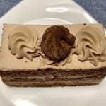 不二家 - 料理写真:半額になっていた「スクエアチョコレートケーキ」♡