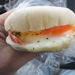 TRIAL smart - 料理写真:エッグ&ベーコンマフィン　９９円　２０１２年２月現在