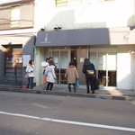 パティスリー カーヴァンソン - お店の前には、常時数人の行列