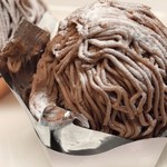 パティスリー カーヴァンソン - モンブランのひとつには、押されてしまったような大胆な仕上がり