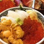 Hachinoheuogashishokudougocchozushi - イカが透きとおってて、ウニも鮮度よし