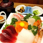 彩十 斉藤商店 - 料理写真:ランチ満腹お刺身定食 ご飯大盛りサービス