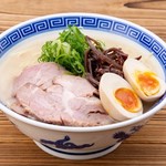 博多ラーメン10 - 料理写真:味玉とんこつラーメン　820円