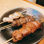 Motsuyaki Kenchanchi - 手前から カシラ にんにく醤油、チレ 塩、ナンコツ 塩  各1本99円