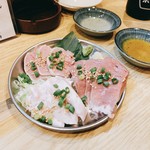Motsuyaki Kenchanchi - 肉刺し三点盛り  580円