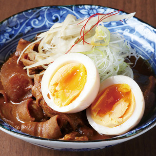 低温調理法を使った「牛スジ味噌煮込み」など、様々な料理を提供
