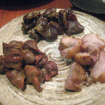 椿 - 鶏の燻製（ハツ、もも、砂肝）