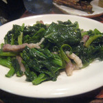 椿 - 有機ほうれん草とベーコンのカルピスバター炒め