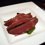 カメレオン - 鴨胸肉の燻製生ハムとラディッキオのサラダ