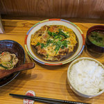 「週替わりランチ」（950円）。この日はカツとじ！