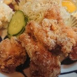 Karaage Tentekon - 味が染み込んでいる、出来立て、熱々、柔らかく、弾力アリのジューシーな唐揚げ。美味しいです(^O^)ムネとモモは全然違う食感。食べた人でないと、上手く表現出来ないかな(^^ゞ兎に角、楽しめました。