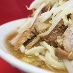 ラーメン二郎 - 豚の厚み