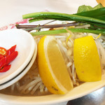 Pho Thanh  Pho - レモンの櫛切り、生唐辛子、生ハーブ、生モヤシ。全てが完璧！