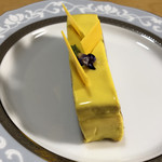 ピエール・エルメ・パリ - サラ、縦方向に。ちょっと傾いでいるのはご愛敬。