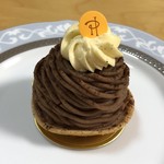 ピエール・エルメ・パリ - モンブラン アンフィニマン ヴァニーユ。トップのバニラクリームは、バタークリーム並のしっかりしたテクスチャー。