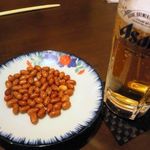 東方記 - サービスのおつまみ。塩ピーナッツ。