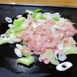 スタミナとん - とんちゃん 300円（以下 税別）× 4皿、好袋 300円 × 1皿 を大将が鉄板に広げます。　　　　　　2019.10.04