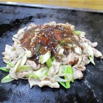 スタミナとん - とんちゃん 300円（以下 税別）× 4皿、好袋 300円 × 1皿 を大将が鉄板で焼いた後に、甘辛い秘伝の味噌を加えて 更に焼き上げます 。　　　　　　2019.10.04