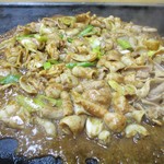 スタミナとん - とんちゃん 300円（以下 税別）× 4皿、好袋 300円 × 1皿 を大将が鉄板で焼いた後に、甘辛い秘伝の味噌を加えて 更に焼き上げます 。 出来上がった ”とんちゃん and 好袋” 。　　　　　　2019.10.04