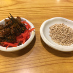 上を向いていこう - 料理写真:無料トッピング
辛子高菜 紅生姜 ごま