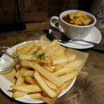 folk burgers&beers - フレンチフライ350円、チリ500円