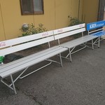 ケンチャンラーメン - 待ち合い用ベンチ