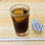 とんかついわた - ご主人が持って来てくれたサービスのアイスコーヒー。見た目は薄いが、苦味はちゃんとある。