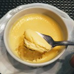 ビストロ・ぽわぶる - 最初はプリンだけで食べる。コクがあって濃厚なプリン。