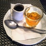 ビストロ・ぽわぶる - 続いて右側のラム酒ゼリーをかける。もろラム酒！左のカラメルソースは渋い！最後の両方混ぜる。大人の味！